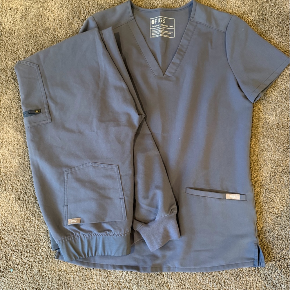 Figs Women's Short Sleeve Top in grey